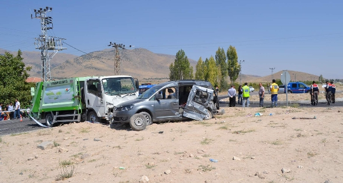 Çöp Kamyonu Otomobile Çarptı: 1 Ölü, 11 Yaralı