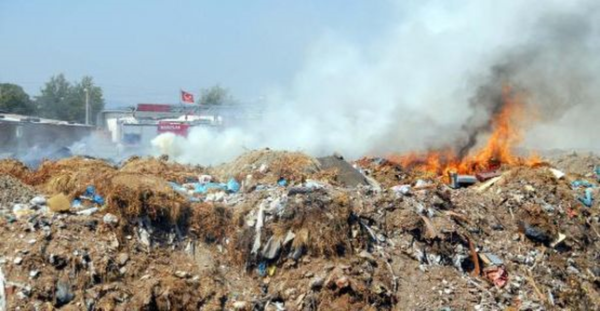 Karaburun\'da Çöp Depolama Alanında Yangın