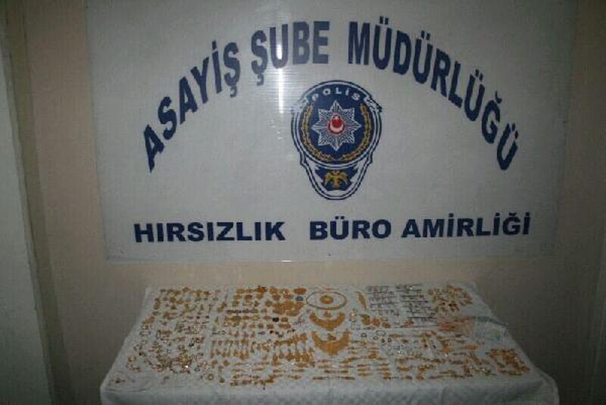 Kemeraltı\'nda Çalıştığı Kuyumcudan Altınları Çaldı