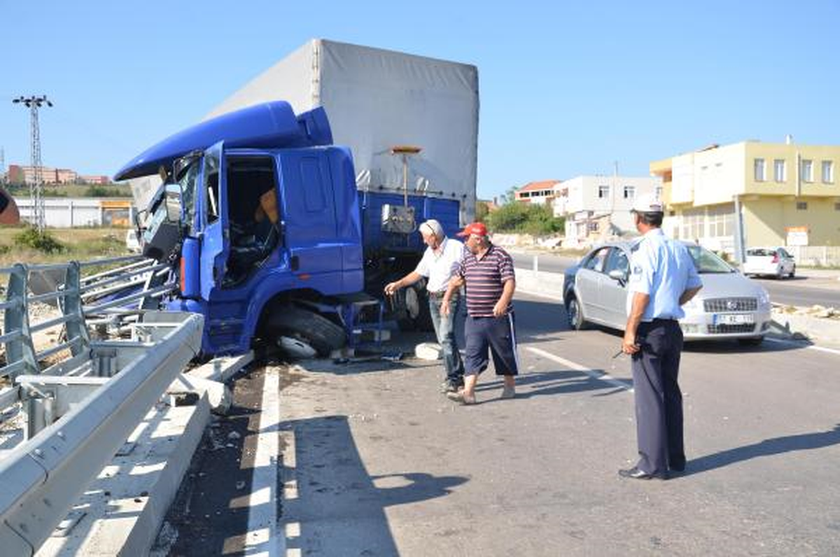 Kontrolden Çıkan Tır Bariyerlere Çarptı