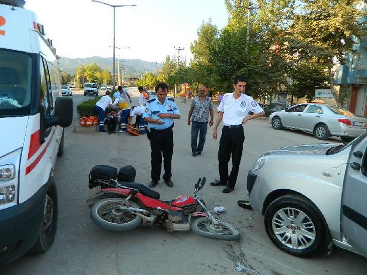 Motosiklet Otomobile Çarptı