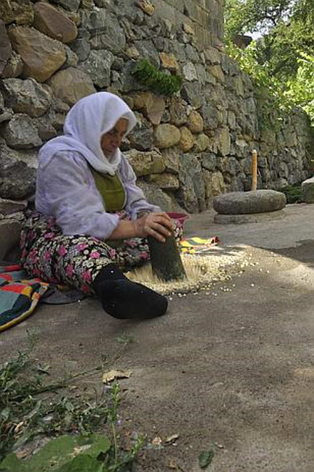 Muşlu Kadın, Hala El Değirmeni Kullanıyor