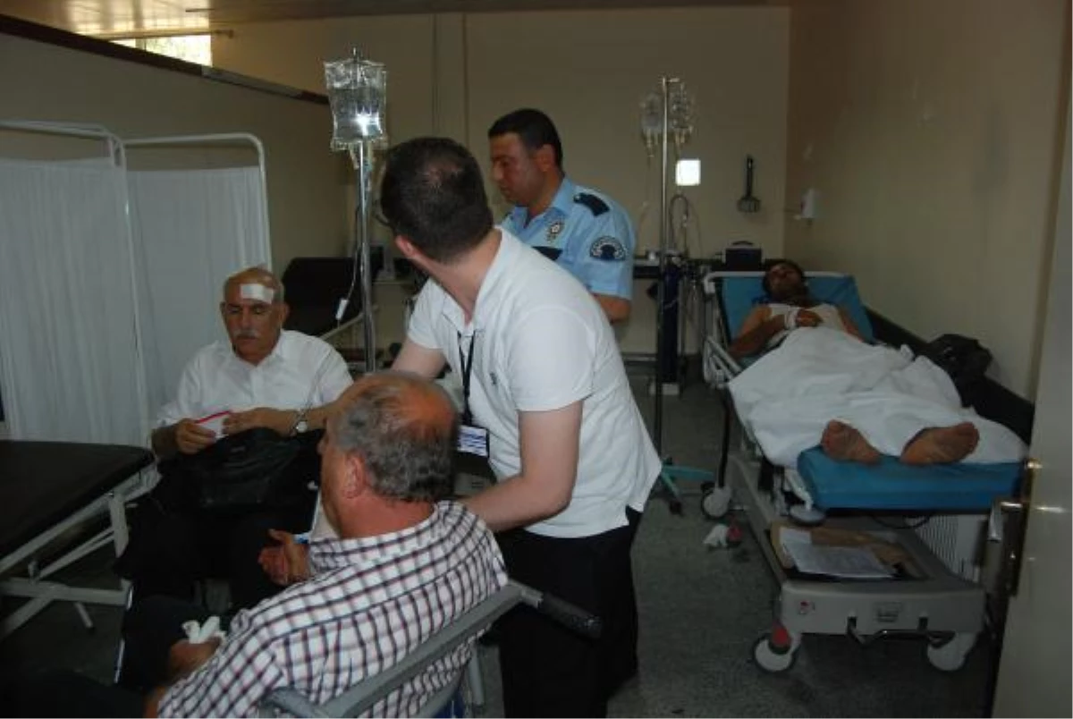 Nizip\'te Midibüs Kamyonete Çarptı: 1 Ölü, 4 Yaralı