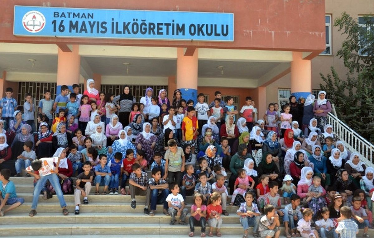 Okulları Değiştirilen Öğrenci Velileri Eylem Yaptı