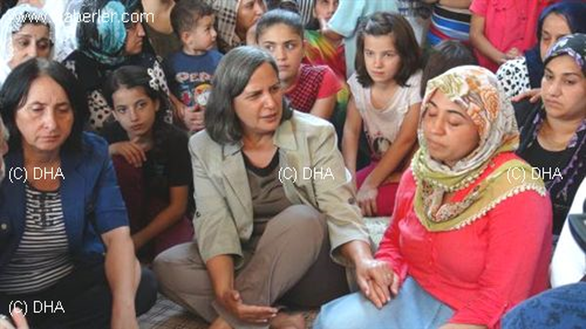 Polis Aracının Çarptığı Çocuğa BDP\'den Taziye Ziyareti