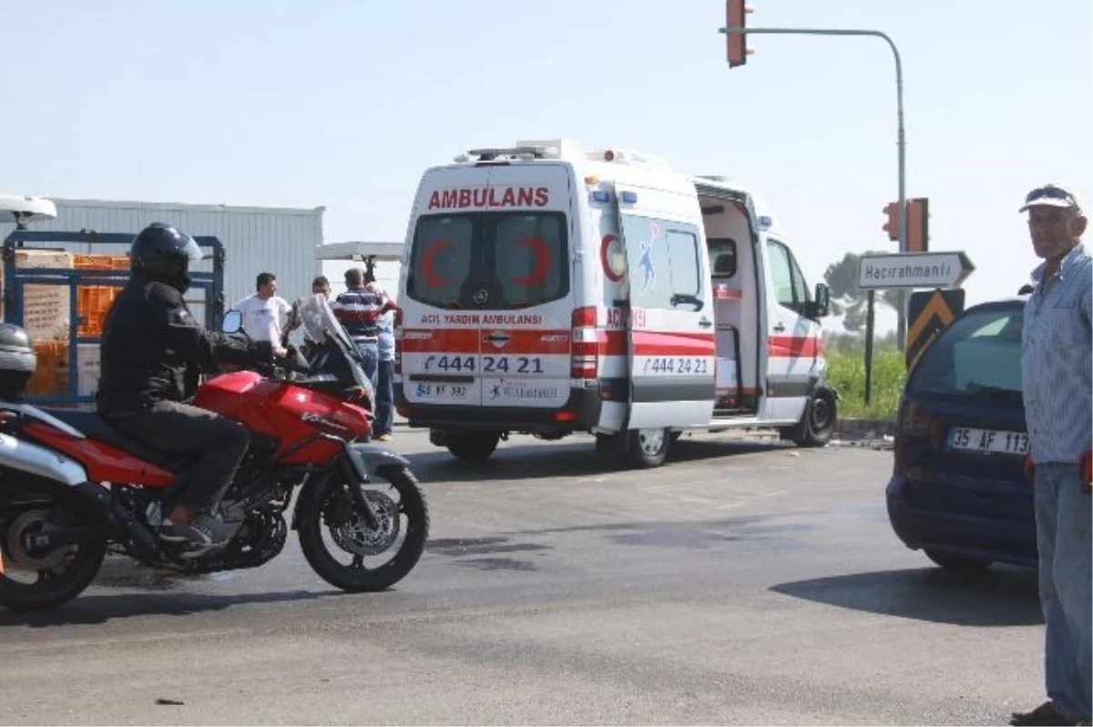 Saruhanlı\'da Ambulans ile Traktör Çarpıştı: 1 Ölü, 2 Yaralı