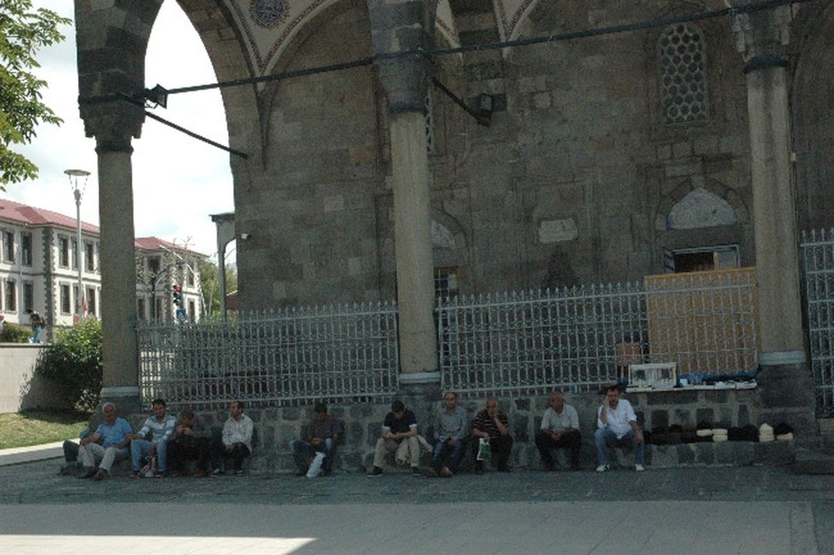 Sıcaktan Bunalan Vatandaşlar Gölge Alanlara Akın Ediyor