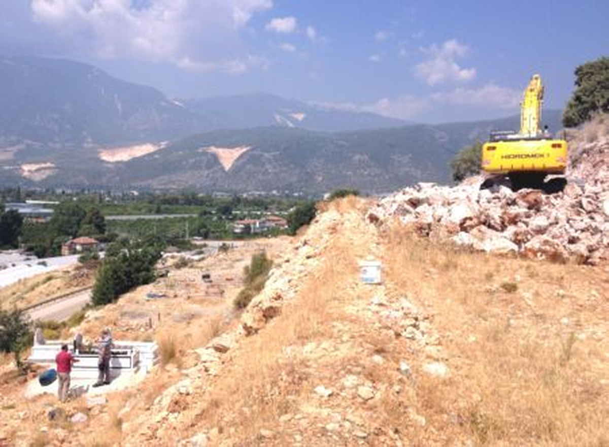 Yuvalı Köyü Mezarlığı Düzenleniyor