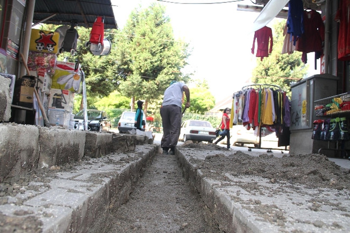 Akyazı Belediyesi\'nden Çarşı İçinde Kilitli Parkelere Bakım Onarım