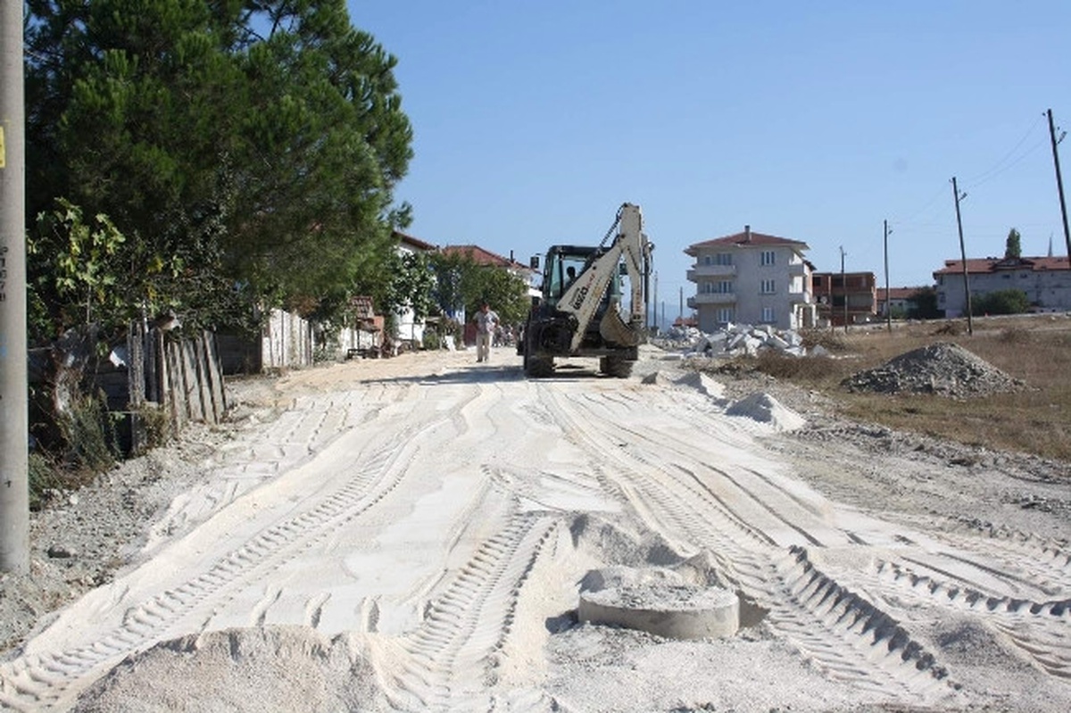 Arifiye\'de Yol Açma ve Genişletme Çalışmaları Sürüyor