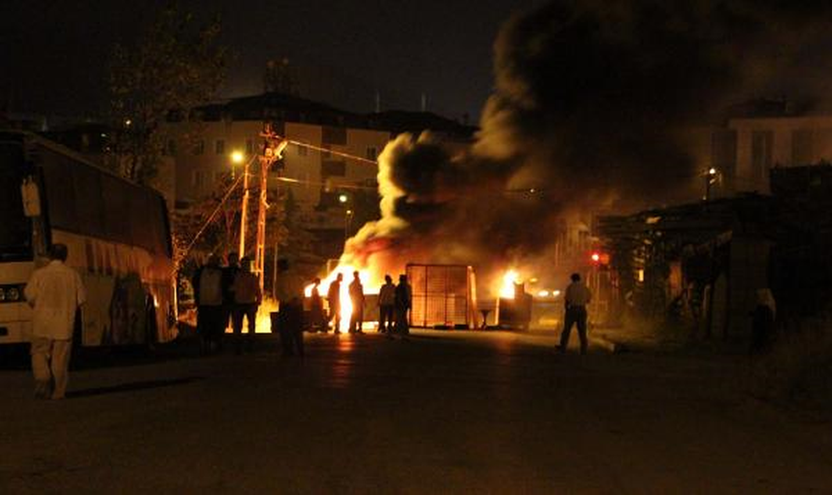 Ataşehir\'de Gecekondu Sakinleri Barikat Kurup Nöbet Tuttu