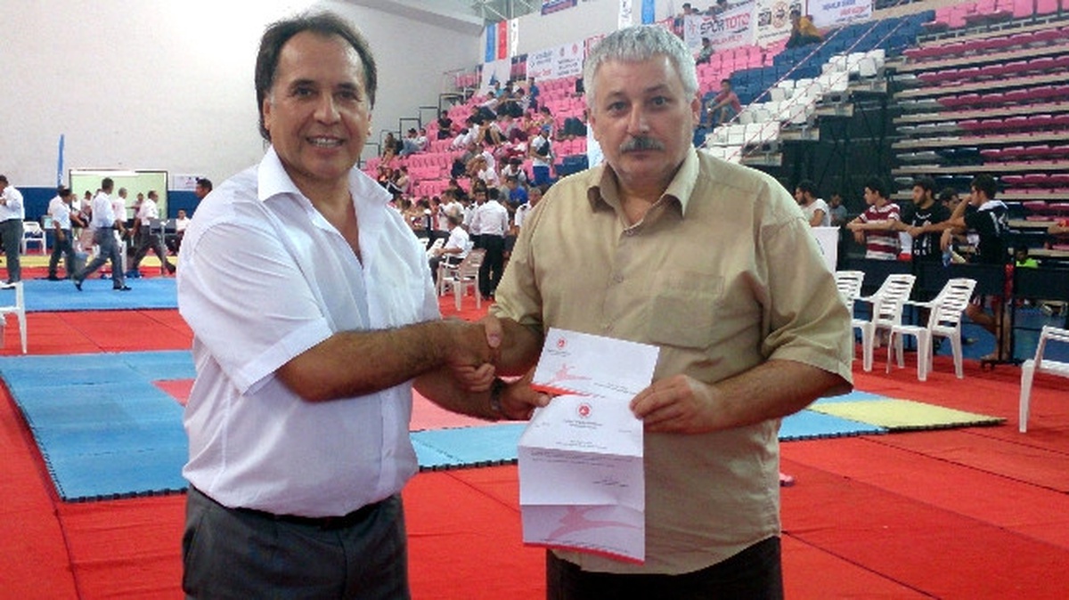 Aygün, Kickboks Federasyonu\'na Katılan 2 Yeni Üyeye Mazbatalarını Verdi