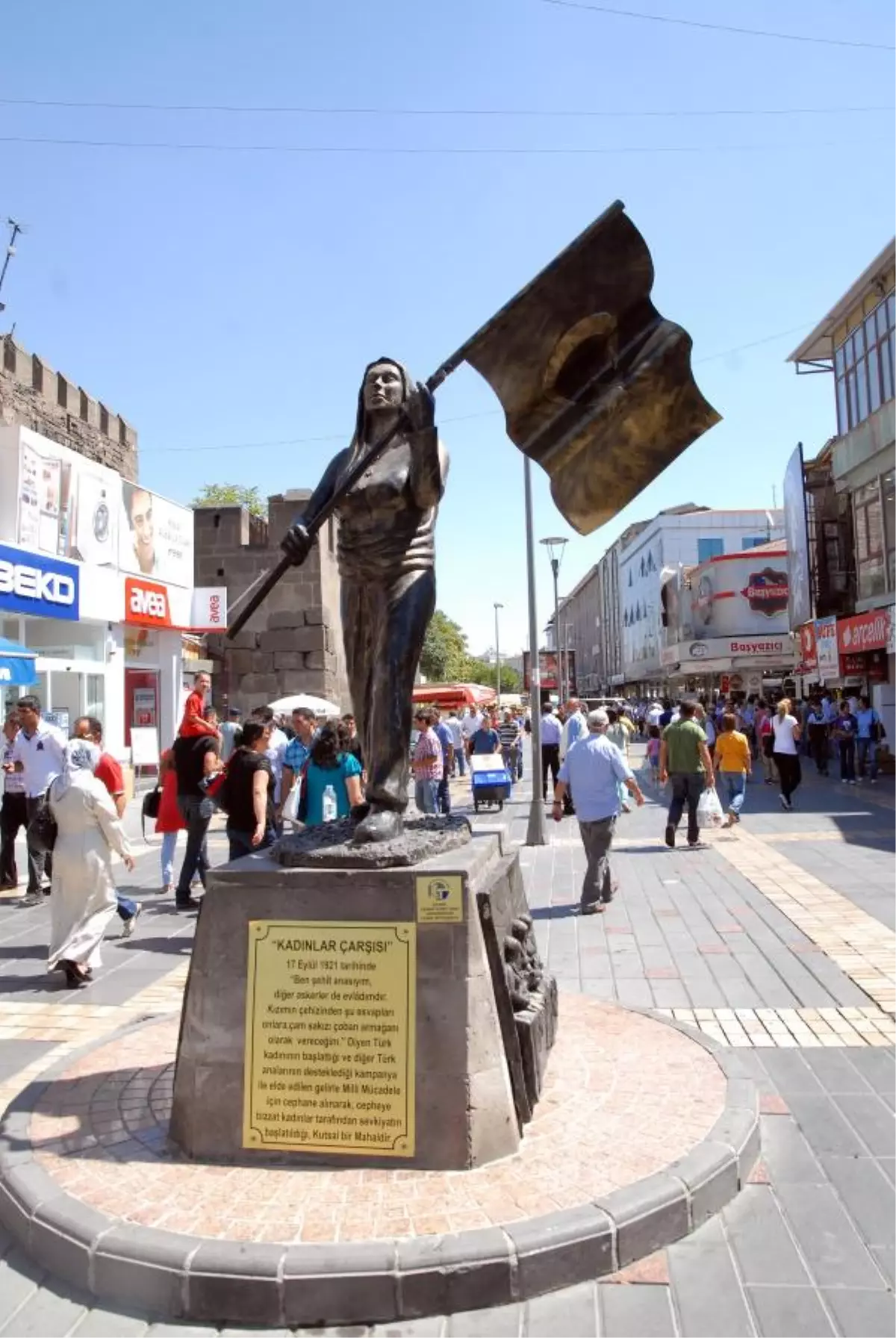 Bayraksız Kadınlar Çarşısı Heykeli Bayrağına 5 Ay Sonra Kavuştu