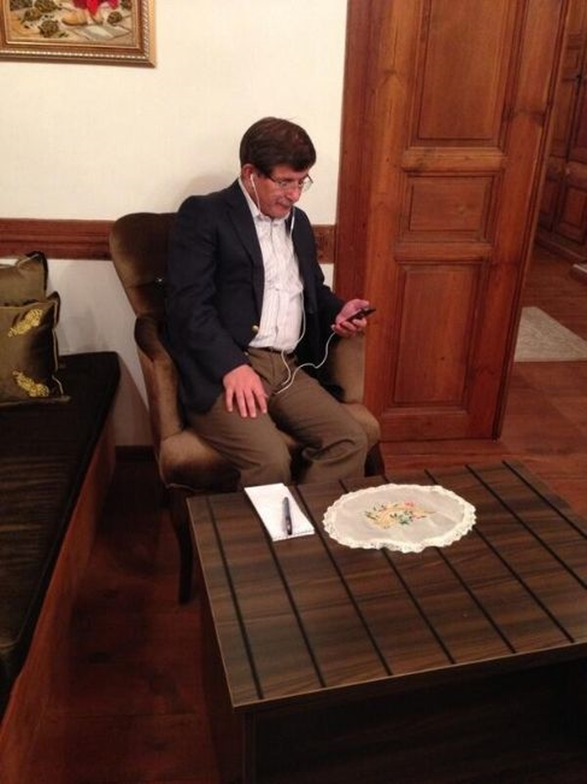 Davutoğlu, İngiltere Dışişleri Bakanı Hague ile Telefonda Görüştü