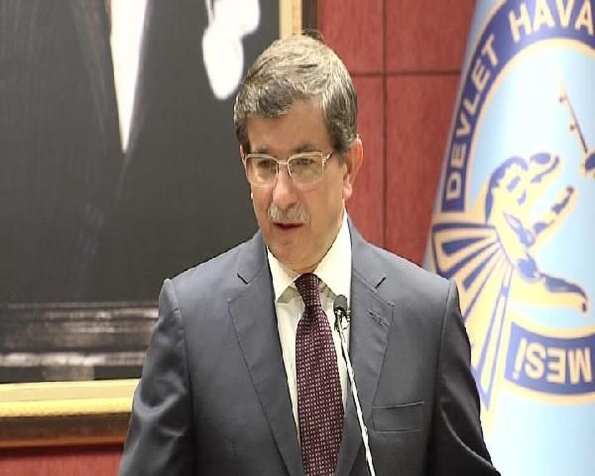 Dışişleri Bakanı Davutoğlu, Basın Toplantısı Düzenledi