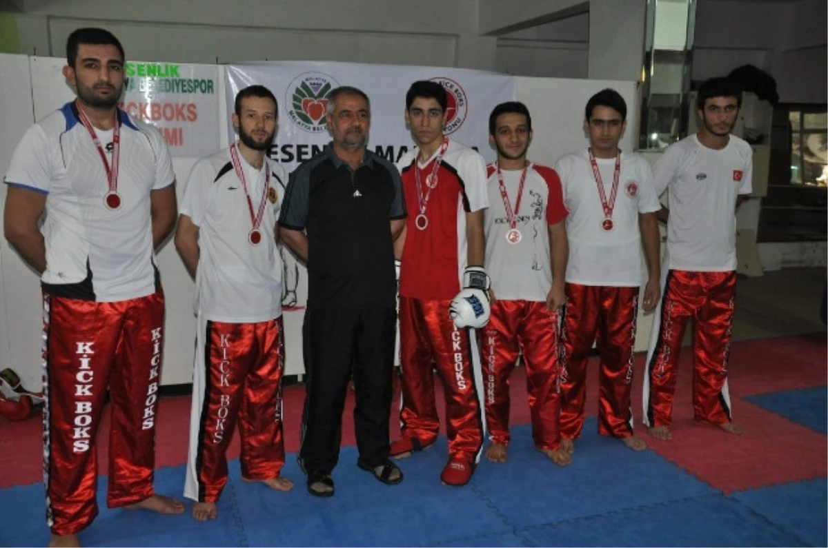 Esenlik Belediyesporlu Kick Boksçular, Şampiyonadan 7 Madalya ile Döndü