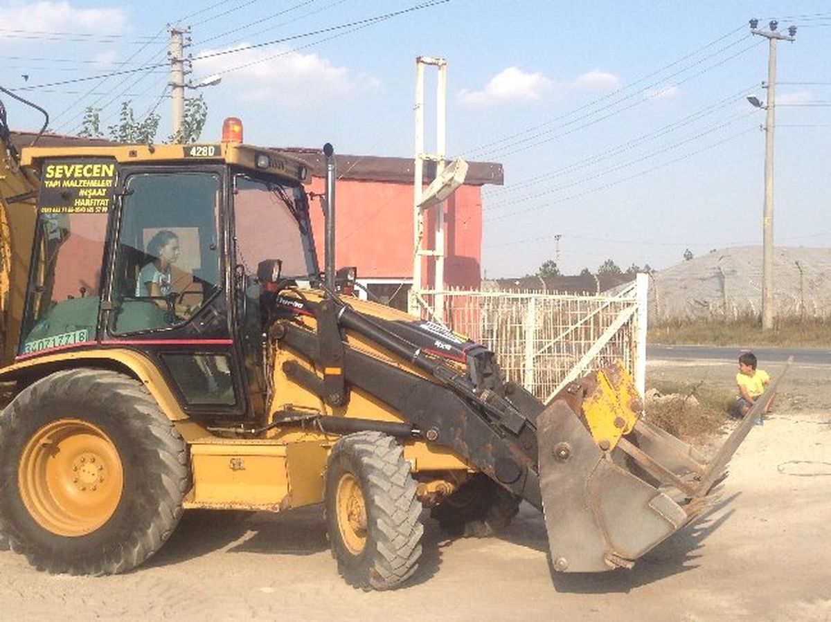 Kadın Kepçe Operatörünü Görenleri Şaşırtıyor