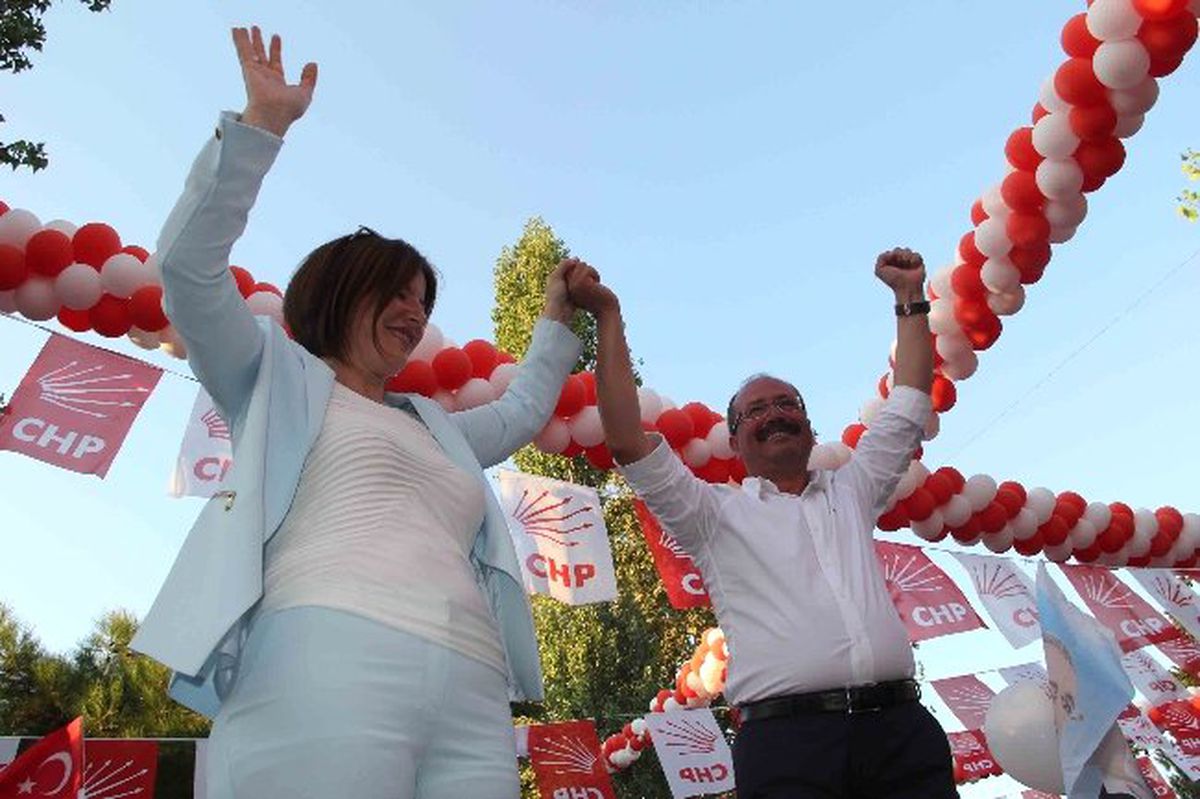 Kuşadası Belediye Başkanı M.esat Altungün Meydanlara İndi