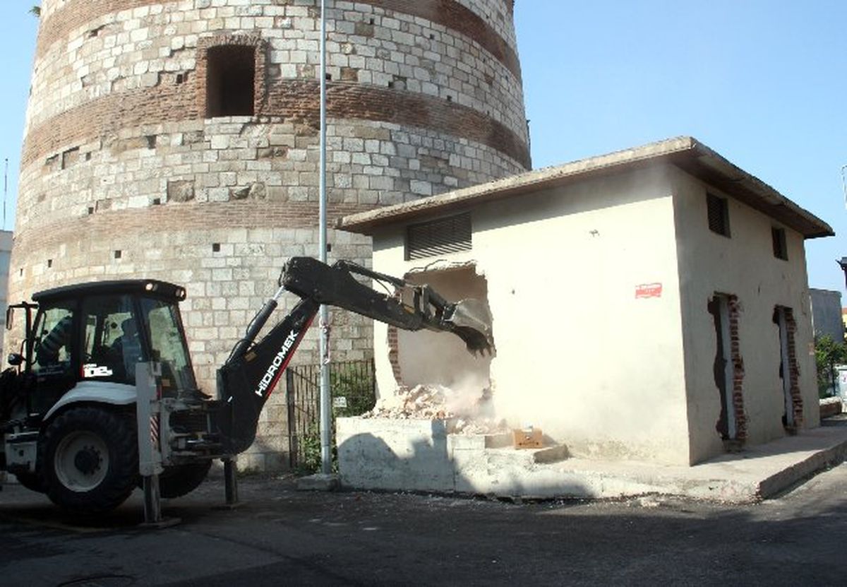 Makedon Kulesi\'nin Yanındaki Trafo Yıkıldı