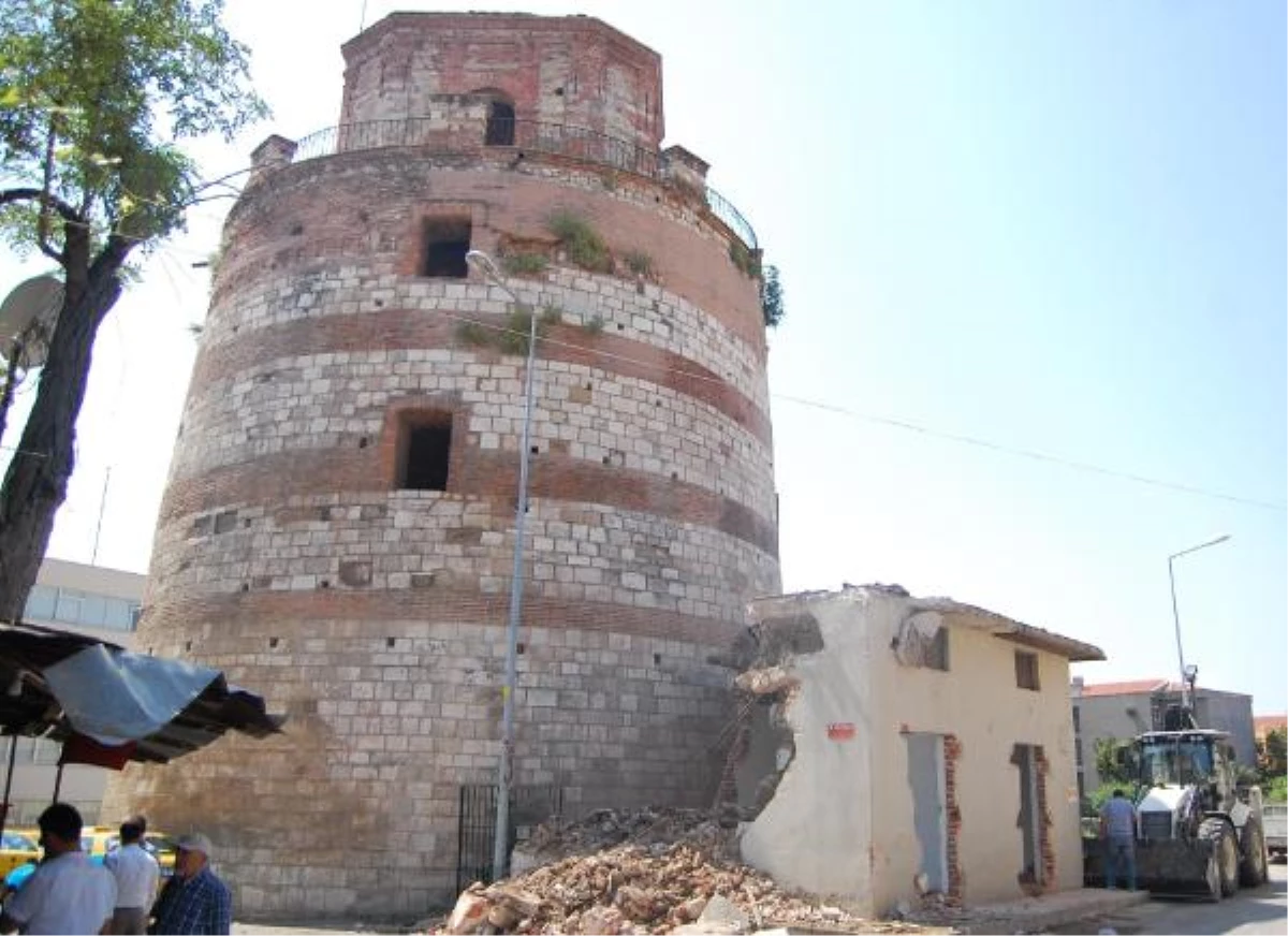 Makedonya Kulesi Görüntü Kirliliğinden Kurtarıldı