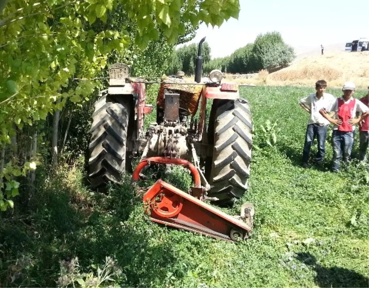 Ot Biçerken Boğazını Kesti