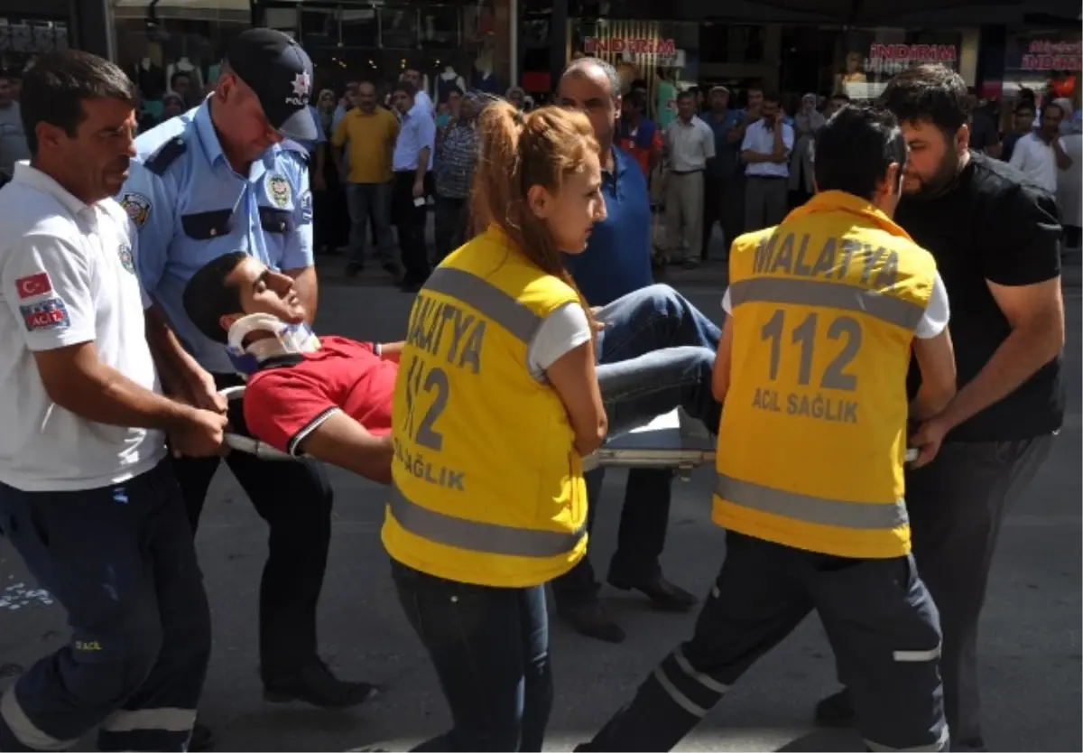 Otomobil, Dürüm Dağıtan Motosikletle Çarpıştı: 1 Yaralı