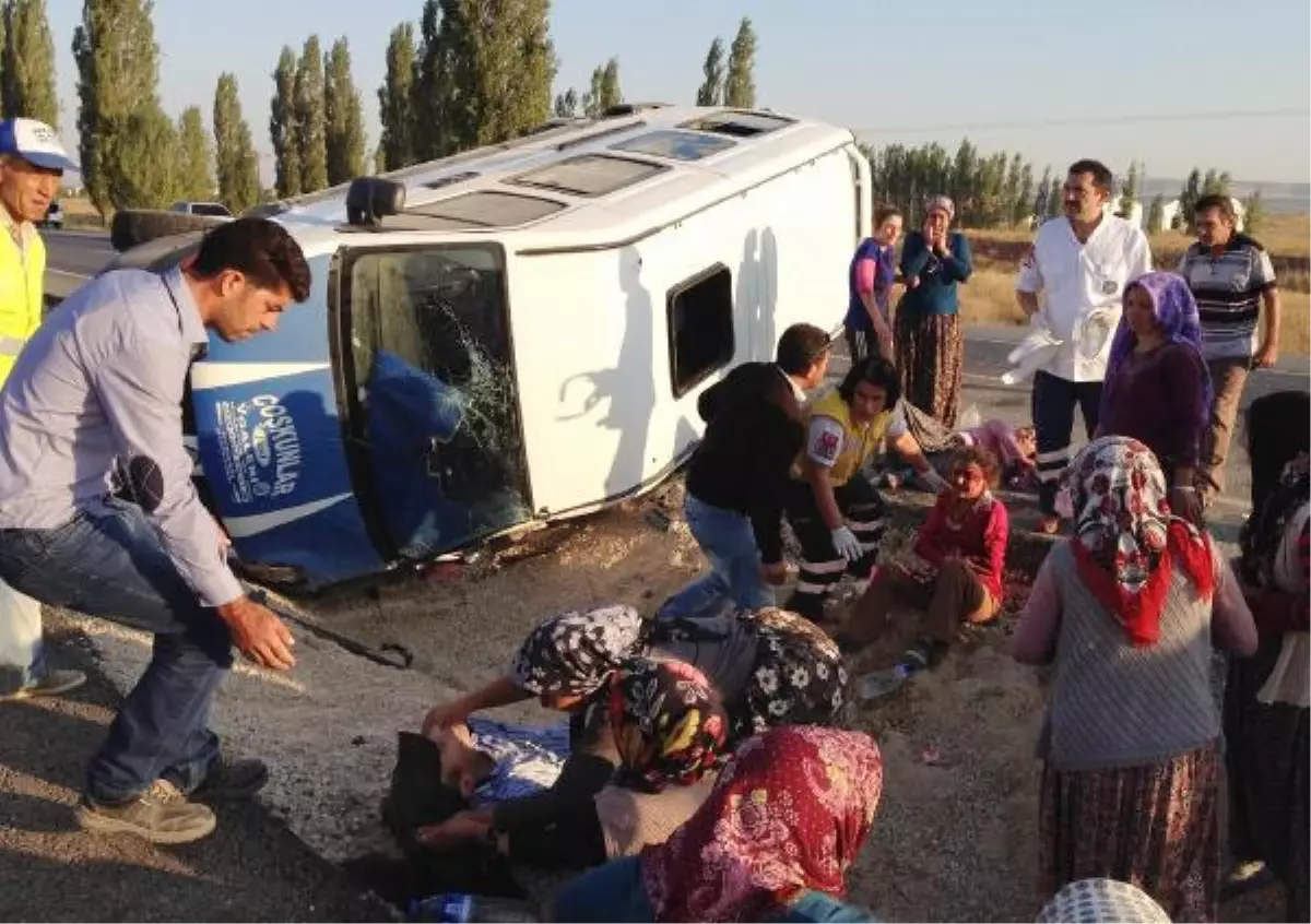 Tarım İşçilerini Taşıyan Midibüs Devrildi: 13 Yaralı