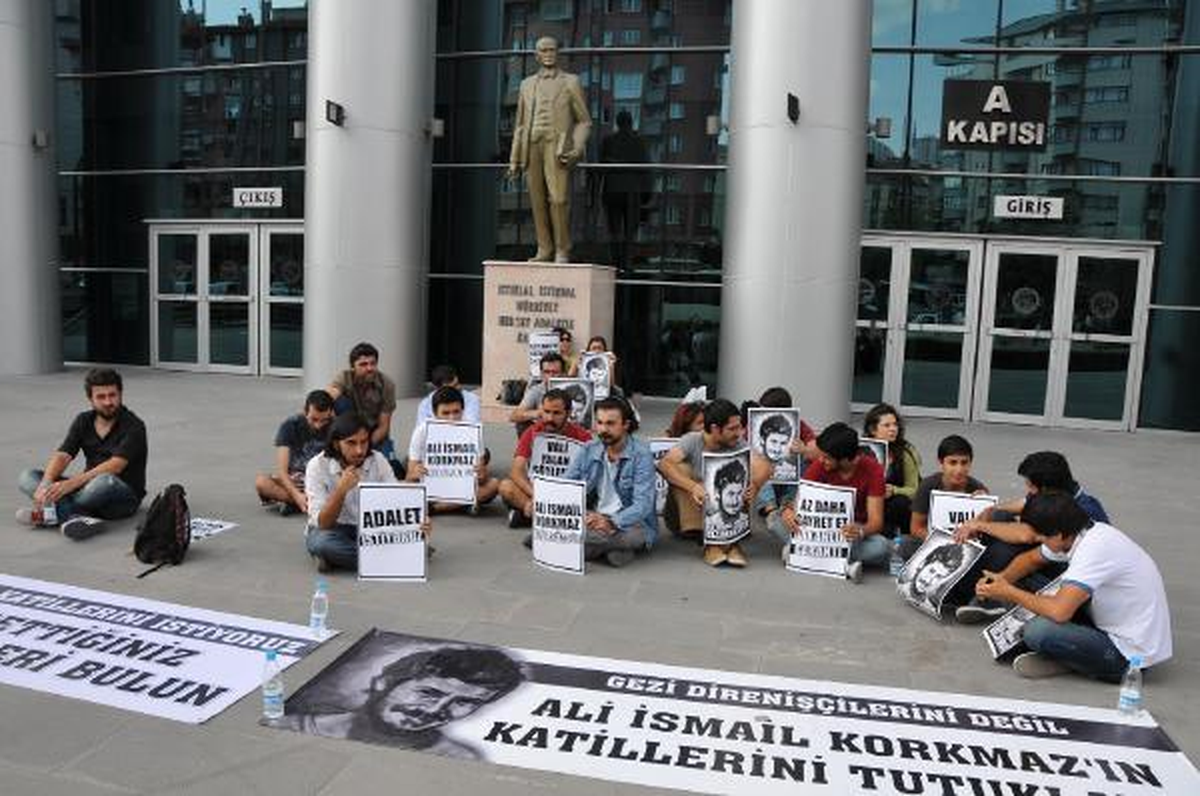 Adalet Sarayı Önünde Ali İsmail Korkmaz İçin 2 Saatlik Oturma Eylemi