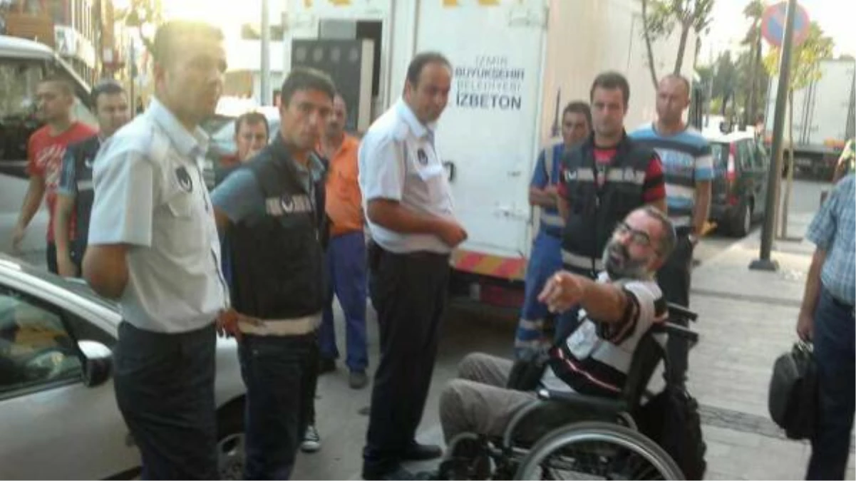 İzmir\'de Aziz Kocaoğlu Alehindeki Afişlere 12 Gözaltı