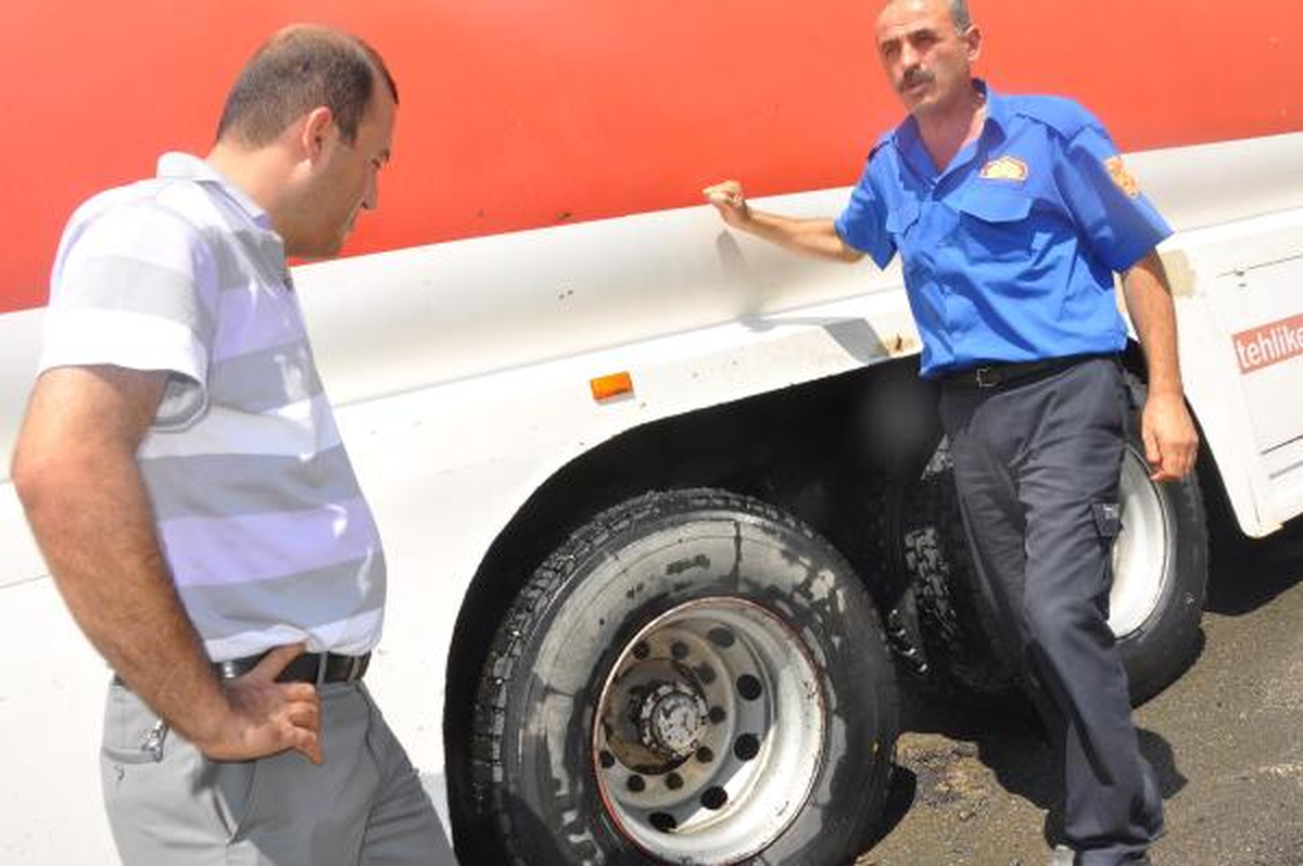 Akaryakıt Dolu Tankerin Lastiği Alev Aldı