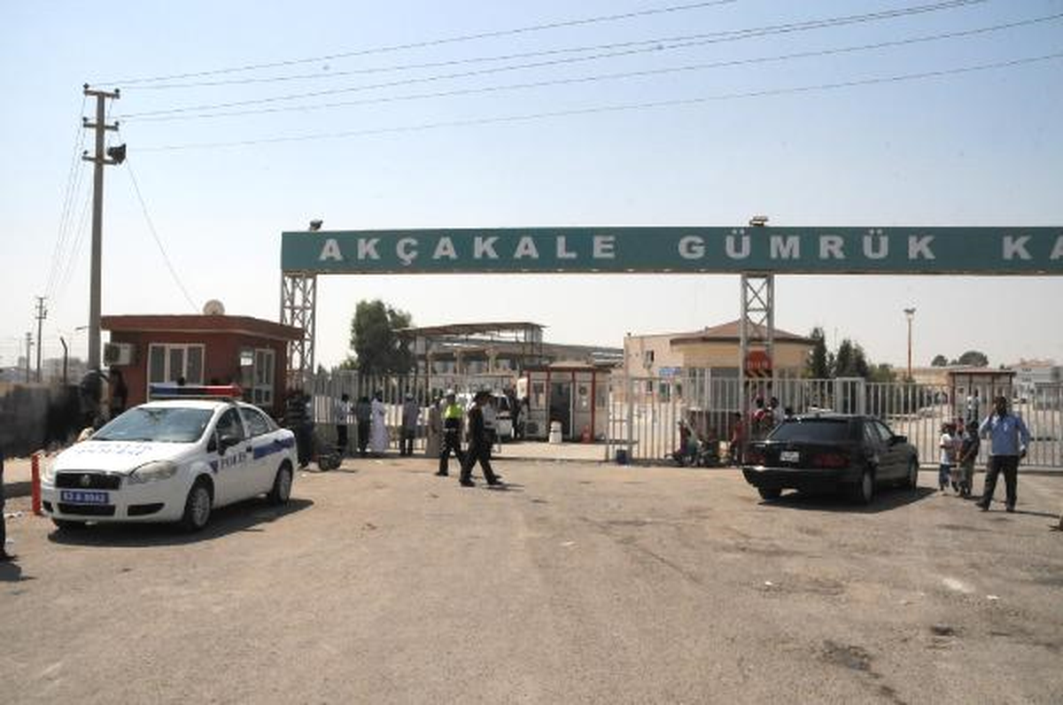 Akçakale Sınır Kapısı\'nda Türkiye\'ye Geçişler Durduruldu
