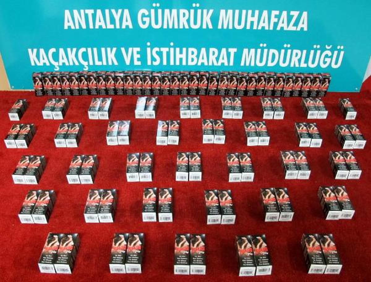 Antalya Havalimanı\'nda 100 Kutu Kaçak İlaç Ele Geçirildi