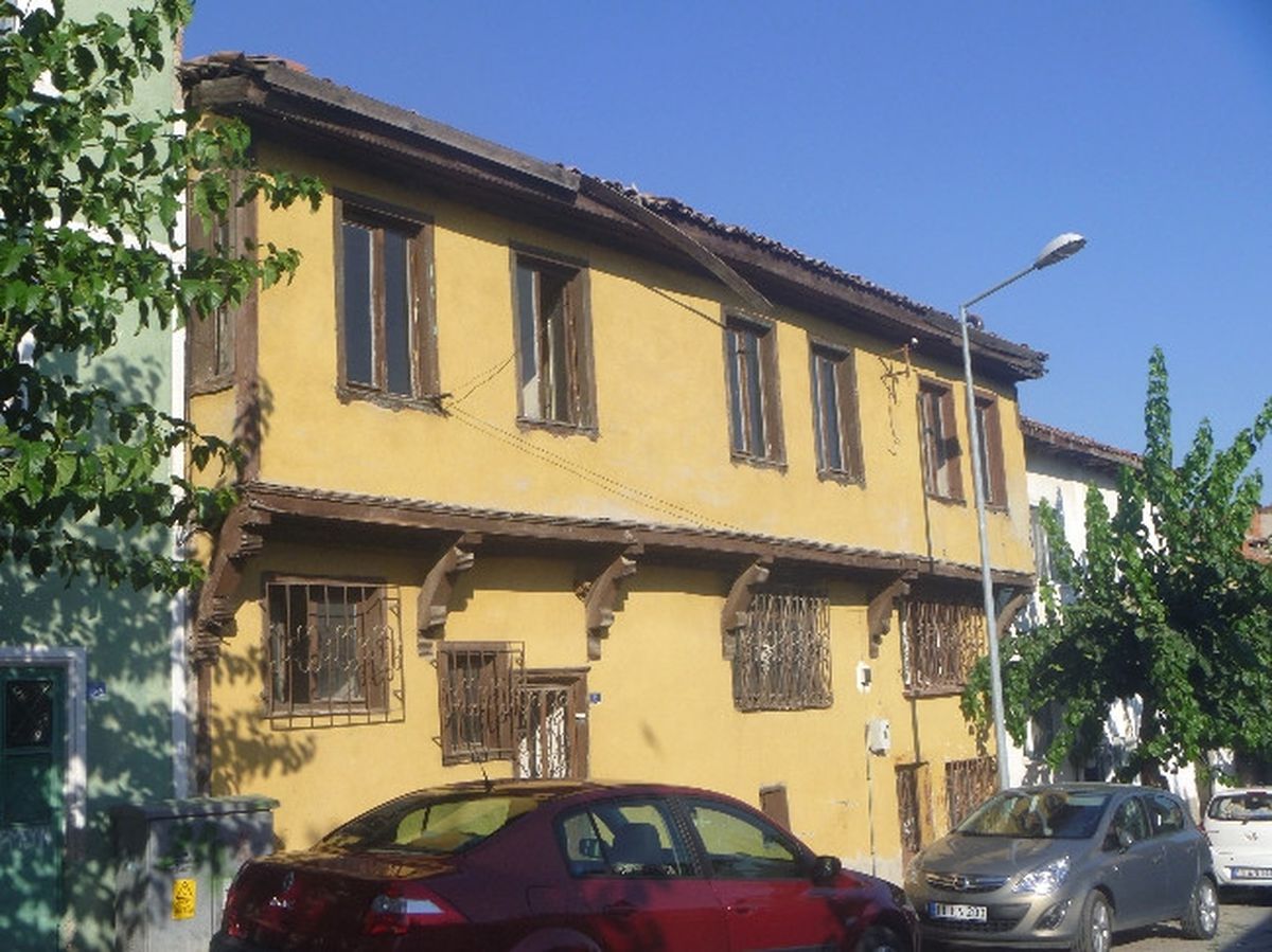 Bakımsız Eski Ahşap Evler Tehlike Oluşturuyor