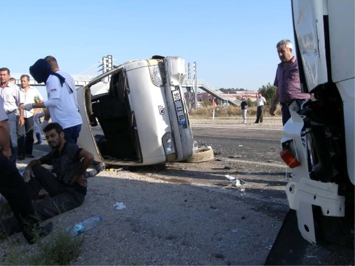 Biga\'da Tırla Kamyonet Çarpıştı: 5 Yaralı