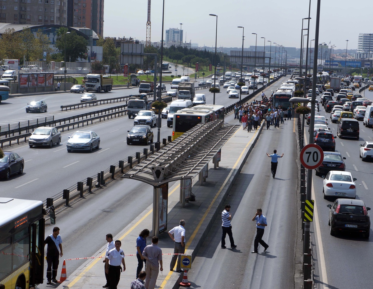 Ek - Şüpheli Paket Nedeniyle Metrobüs Seferleri Durduruldu