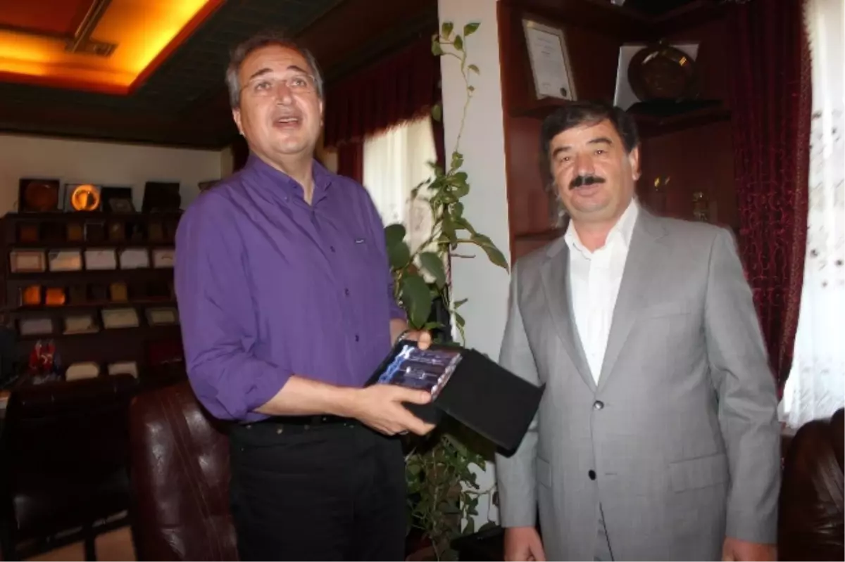 Galericiler Kooperatifi Yöneticilerinden Ünver\'e Teşekkür Plaketi