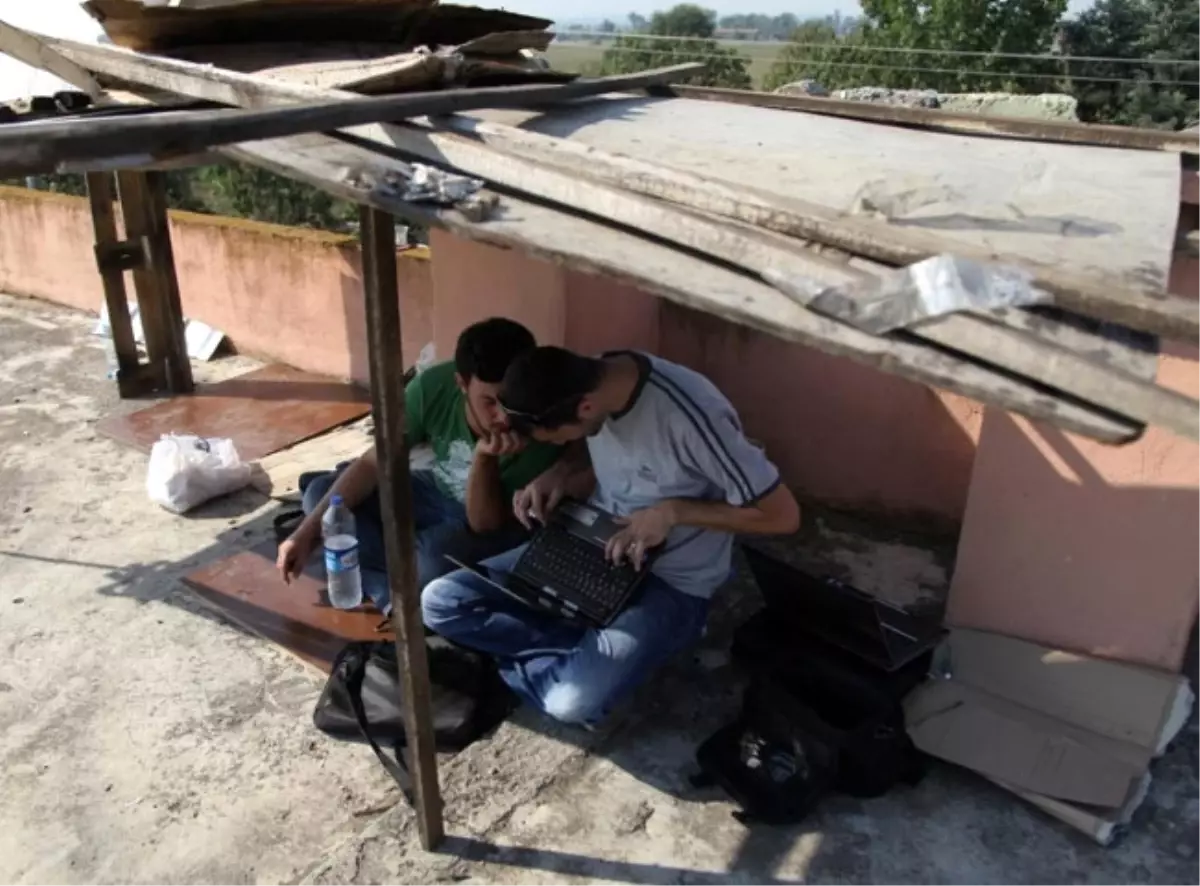 Gazeteciler İncirlik\'te Sıcağa Direniyor