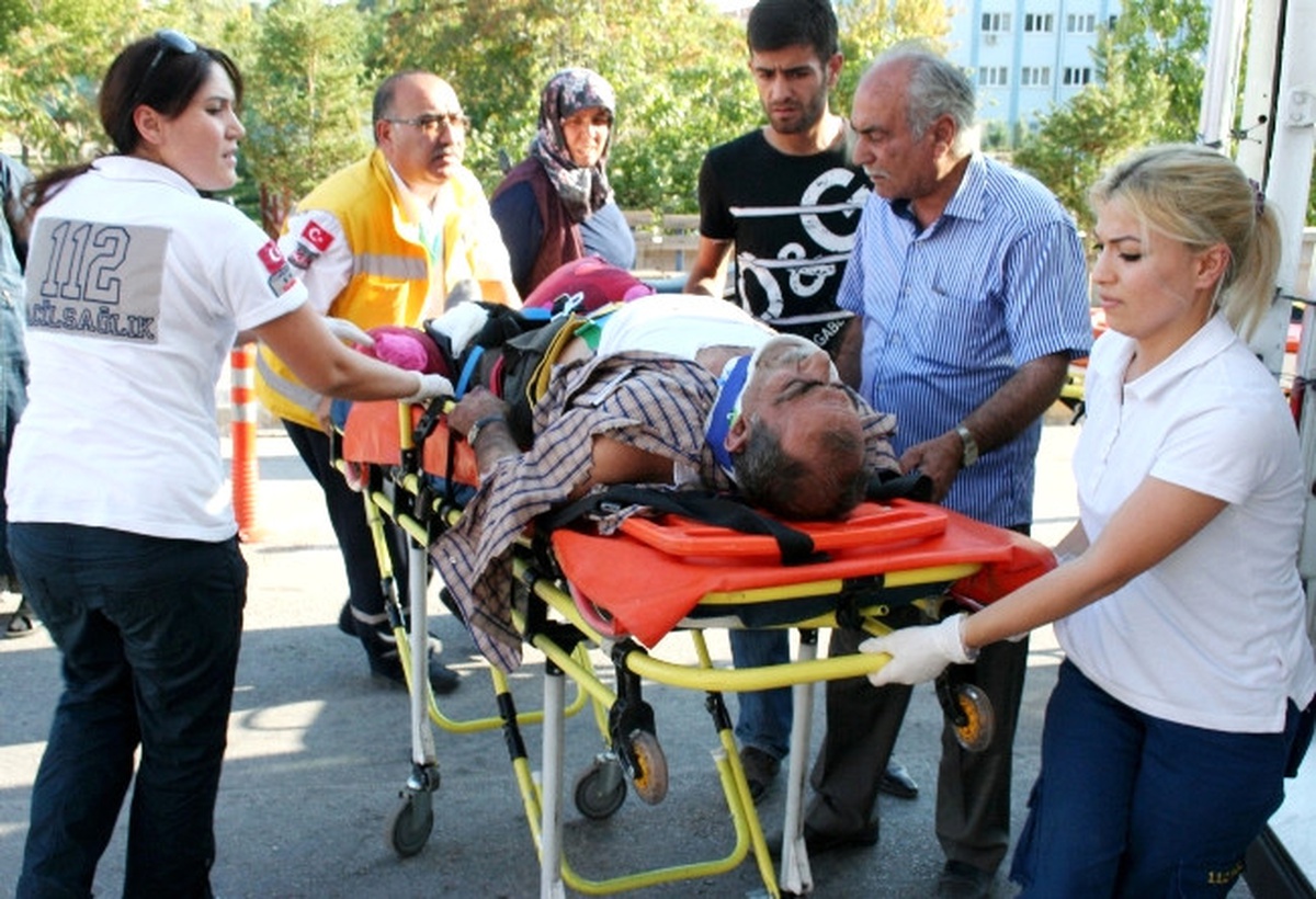 İki Otomobil Kafa Kafaya Çarpıştı: 5 Yaralı