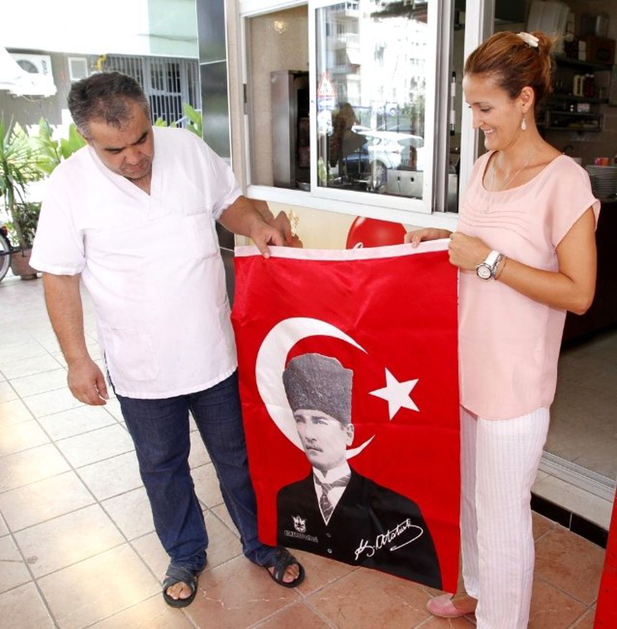 İzmir Valiliği\'nden "Bayrak" Uyarısı
