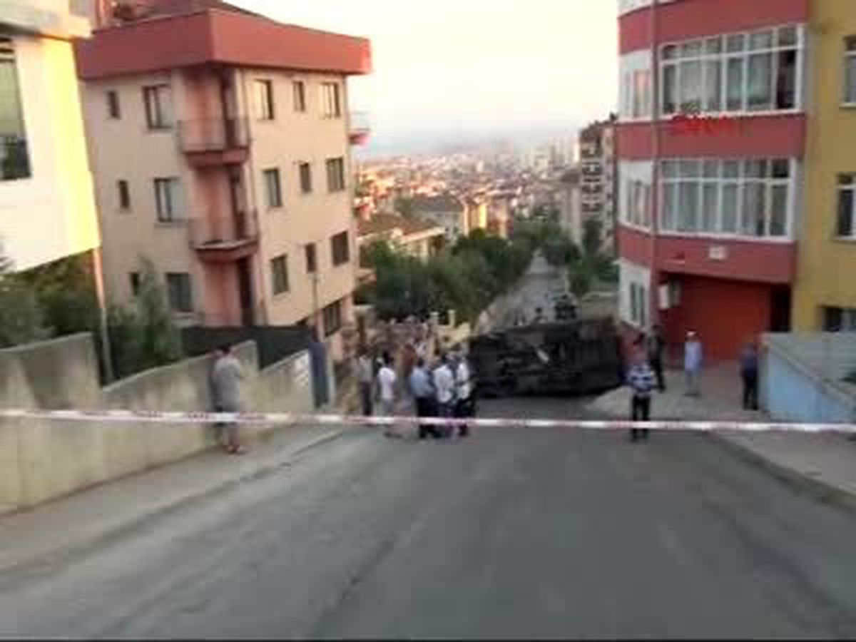 Kamyonet Önce Otomobile Ardından Eve Çarptı