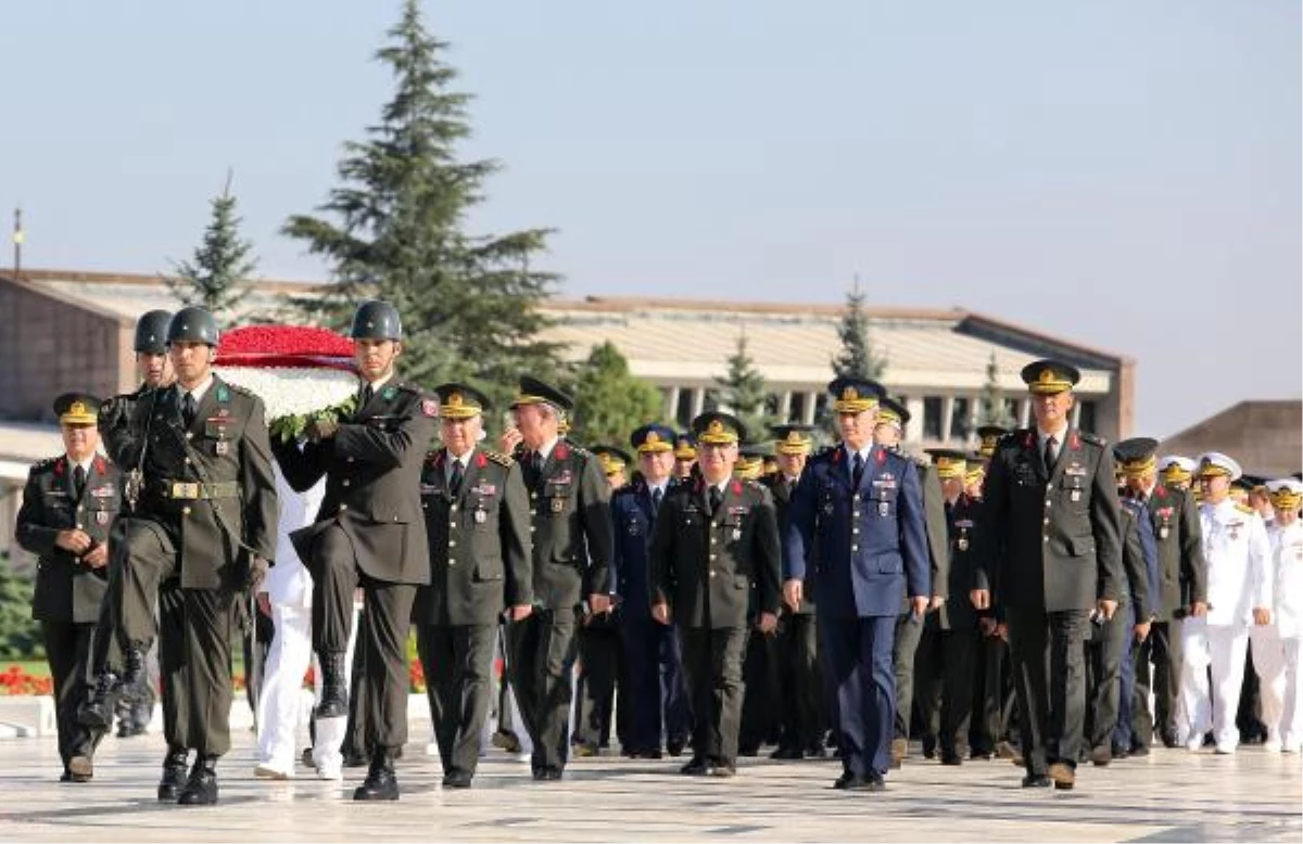 Komutanlar Devlet Mezarlığı\'ndaki Törene Katıldı