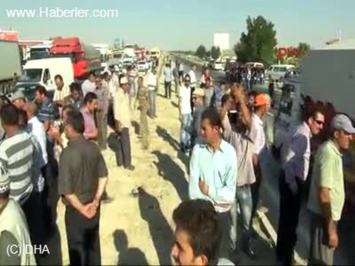 Konya ) Çiftçiler, Bu Kezde Adana Yolunu Kapattı