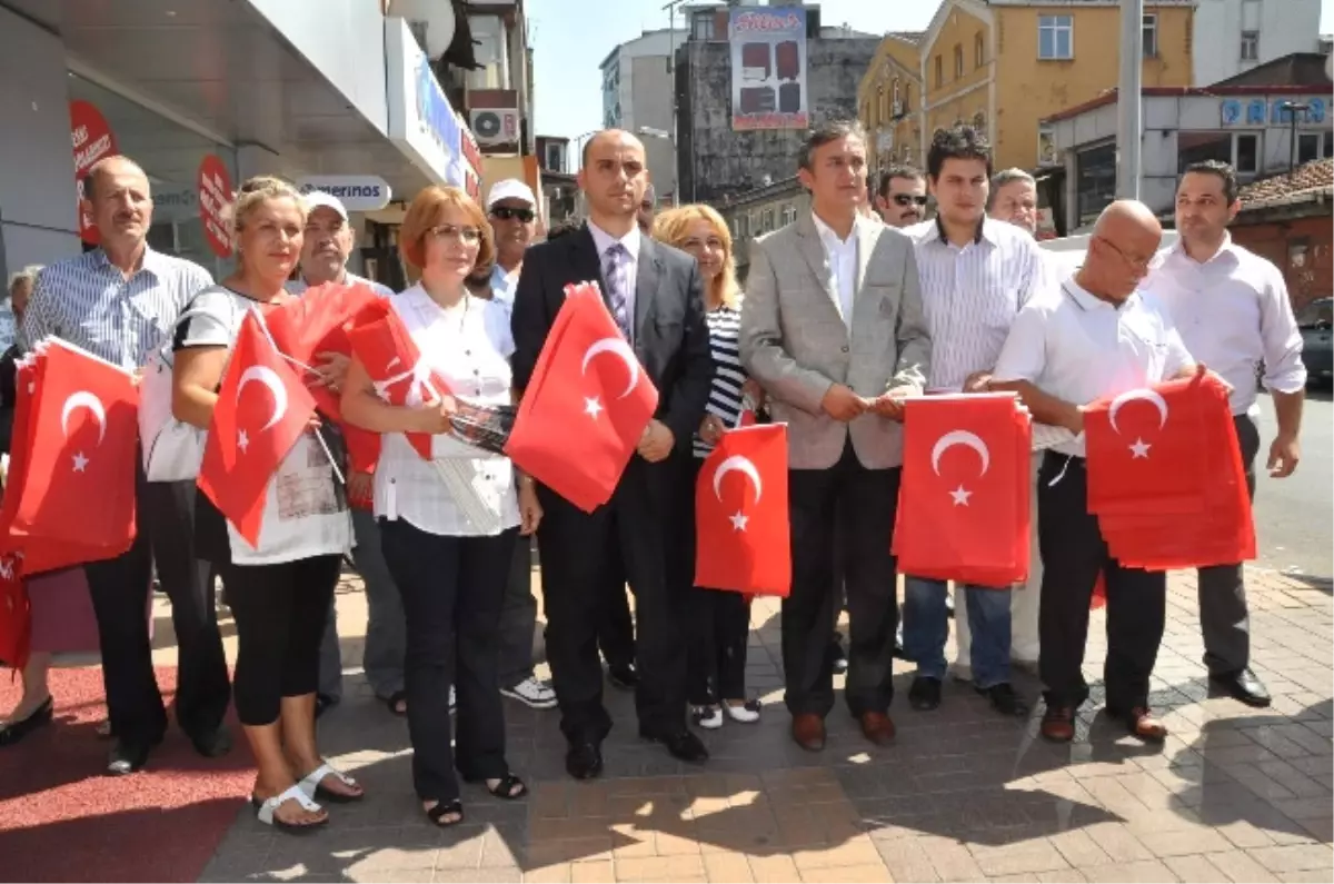 MHP\'den, Türk Bayrağı ve Gençliğe Hitabe Dağıtımı