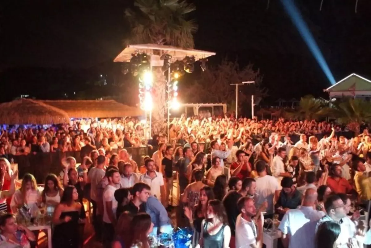 Murat Dalkılıç ve Ozan Çolakoğlu Mambo Beach Club\'ta