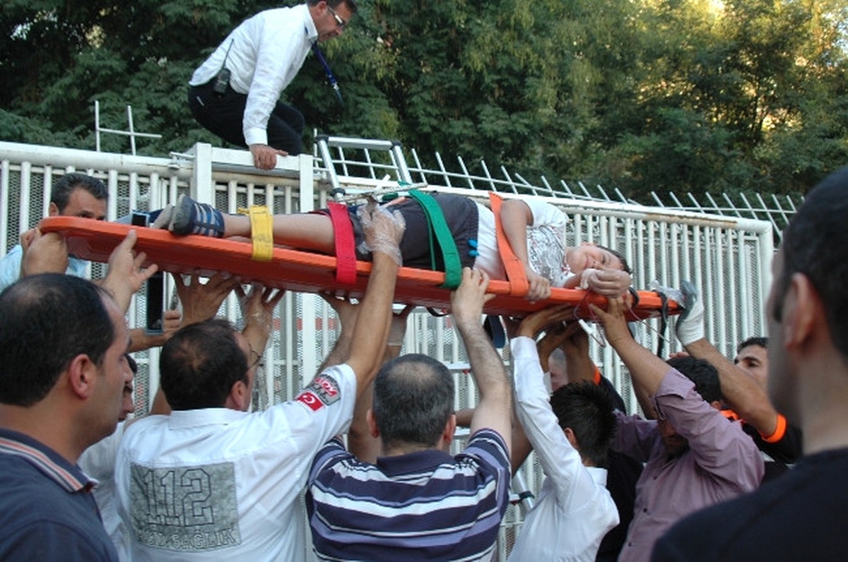 Okulun Korkuluk Demiri Küçük Çocuğun Bacağına Saplandı