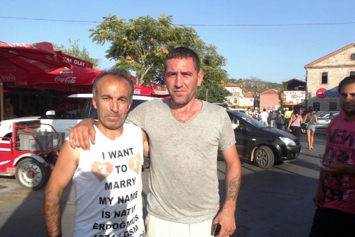 Pankartla Sokak Sokak Gezip Evlenecek Eş Arıyor