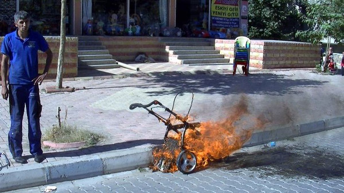 Protesto İçin Bebek Arabasını Yaktı
