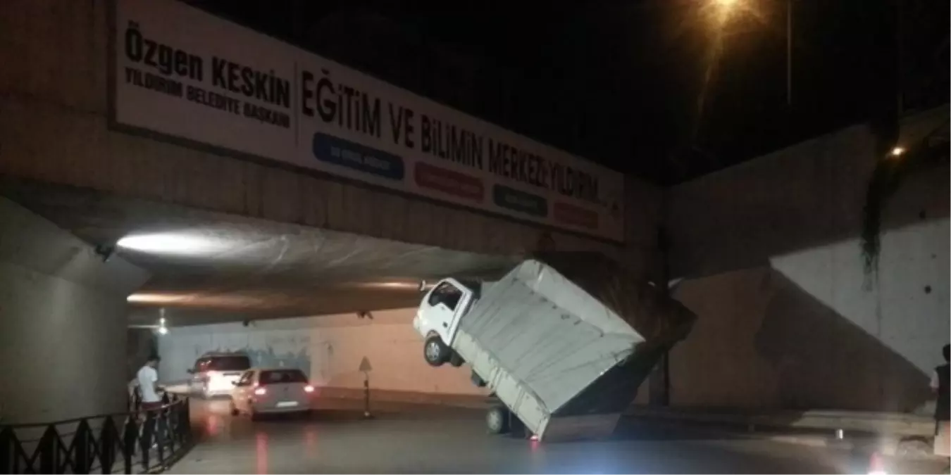 Üst Geçite Çarpan Kamyonet Şaha Kalktı