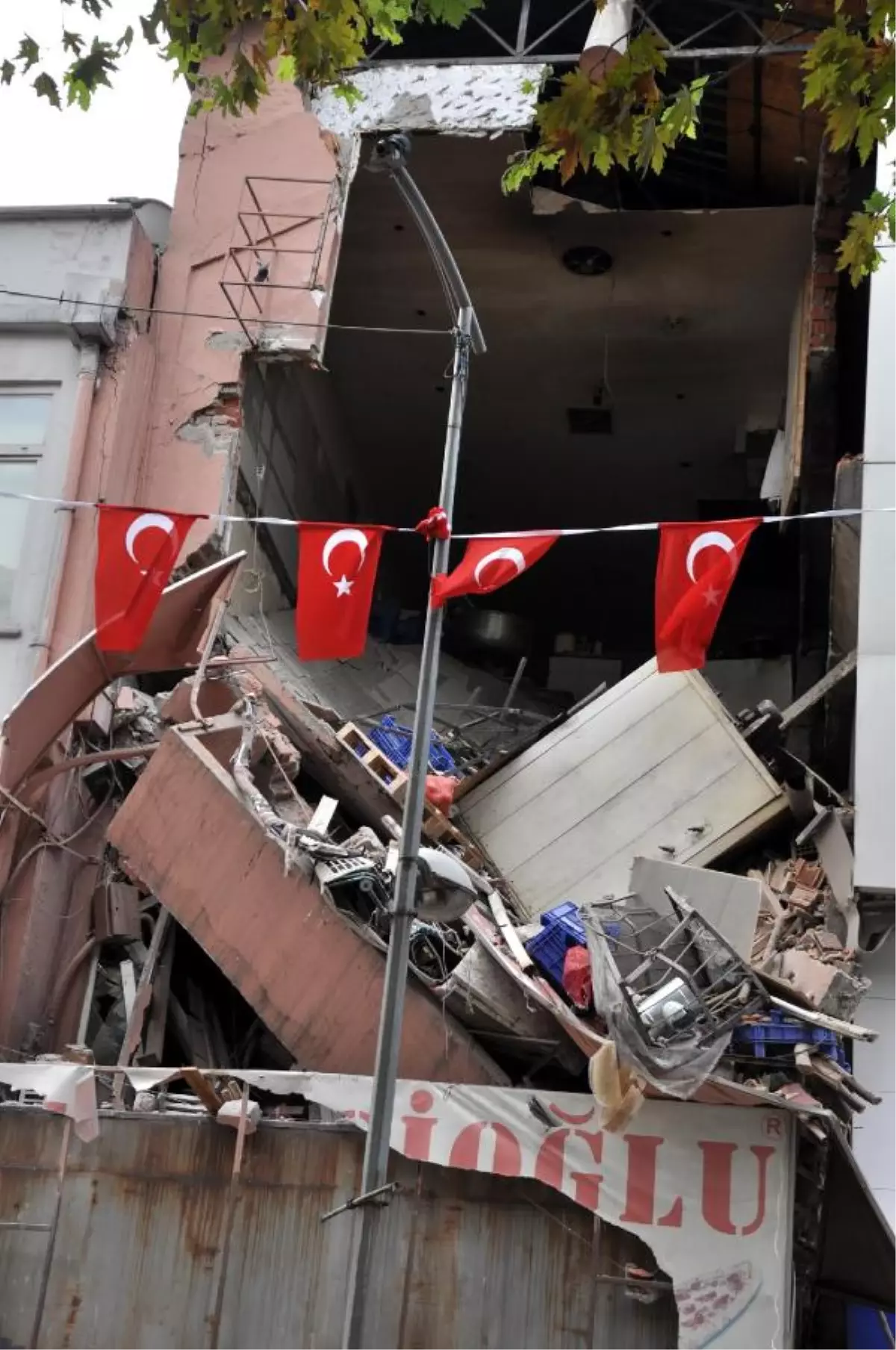 Gazipaşa Caddesi\'nde Trafik Kontrollü Olarak Açıldı