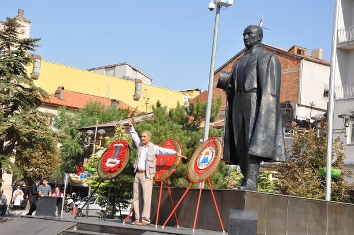 Atatürk Anıtı\'na Çıkıp Oynayınca Gözaltına Alındı